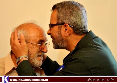 بوسه فرمانده سپاه فجر بر پیشانی پدر شهید محمدی در کازرون