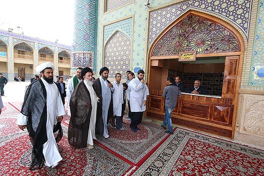 غبارروبی ضریح مطهر شاهچراغ(ع)