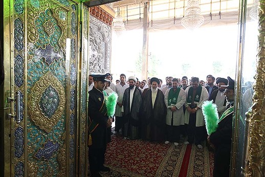 غبارروبی ضریح مطهر شاهچراغ(ع)
