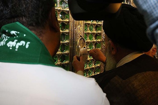 غبارروبی ضریح مطهر شاهچراغ(ع)