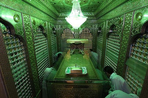 غبارروبی ضریح مطهر شاهچراغ(ع)