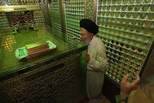 غبارروبی ضریح مطهر شاهچراغ(ع)