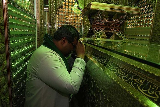 غبارروبی ضریح مطهر شاهچراغ(ع)