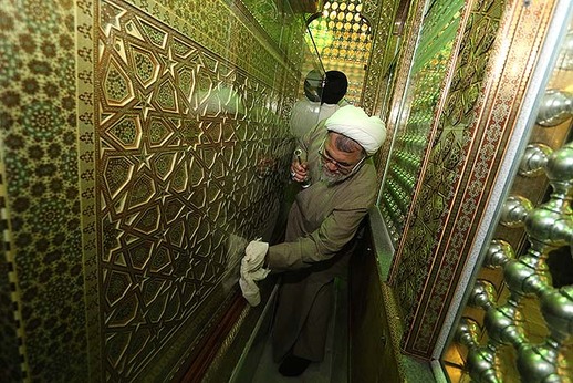 غبارروبی ضریح مطهر شاهچراغ(ع)