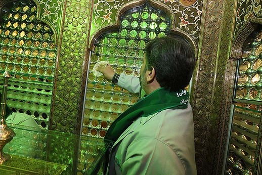 غبارروبی ضریح مطهر شاهچراغ(ع)
