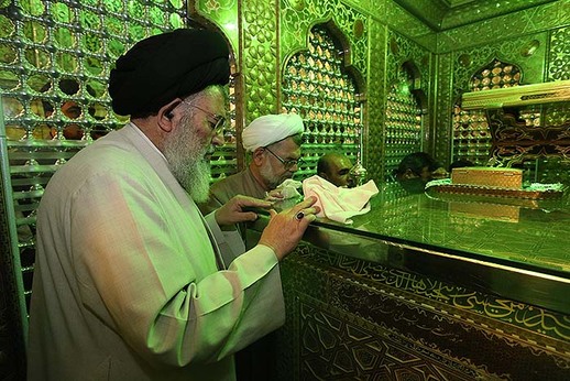 غبارروبی ضریح مطهر شاهچراغ(ع)