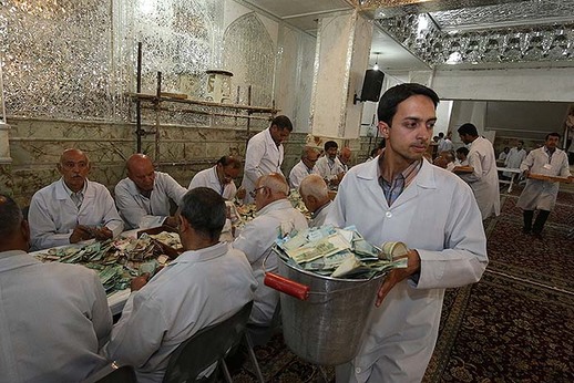 غبارروبی ضریح مطهر شاهچراغ(ع)