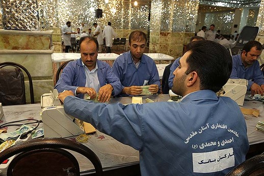غبارروبی ضریح مطهر شاهچراغ(ع)