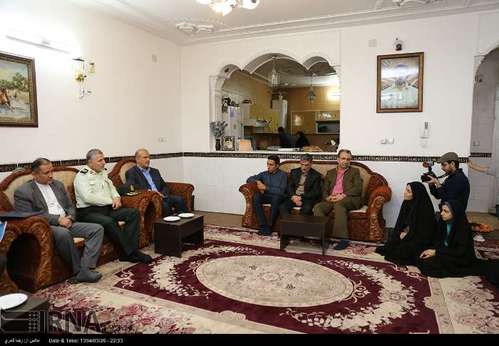 بازدید استاندار فارس از خانواده شهدا