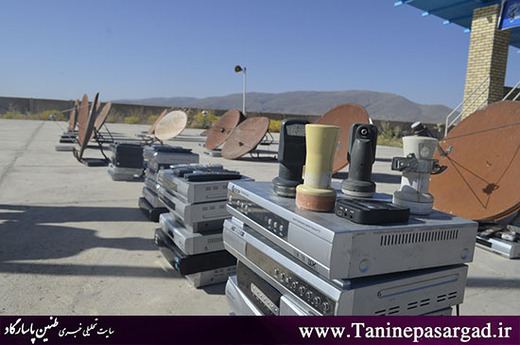 تحویل داوطلبانه 100 دستگاه گیرنده ماهواره توسط مردم در پاسارگاد