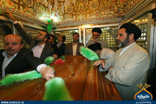 غبار روبی آستانه مقدس سید علاالدین حسین(ع)