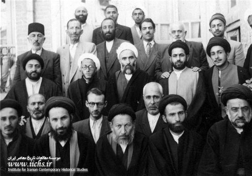 آیت‌الله سید محمدصادق لواسانی در کنار مرحوم حجت الاسلام والمسلمین فلسفی، آیت الله وحید خراسانی و برخی از اهل منبر تهران