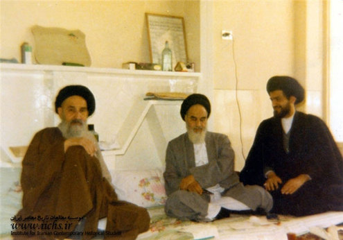 آیت‌الله سید محمدصادق لواسانی و فرزندش حجت الاسلام سید محمدرضا لواسانی در کنار امام خمینی پس از پیروزی انقلاب اسلامی