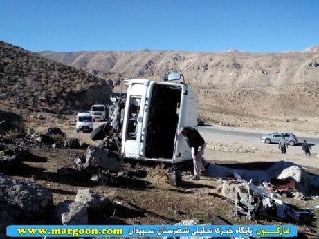 واژگونی کامیون در محور کمهر به سپیدان