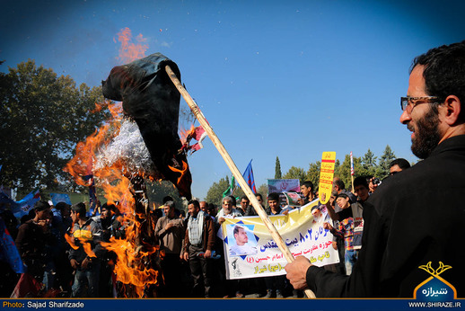 به آتش کشیدن پرچم آمریکا و اسرائیل