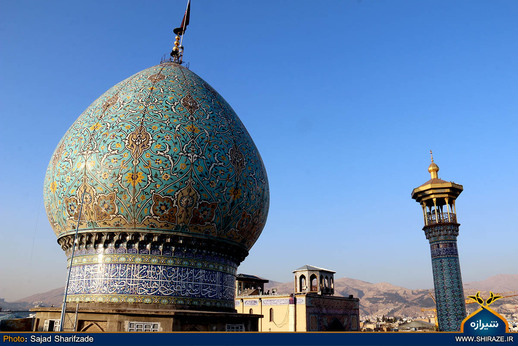 آیین تعویض پرچم گنبد حرم مطهر شاهچراغ(ع)