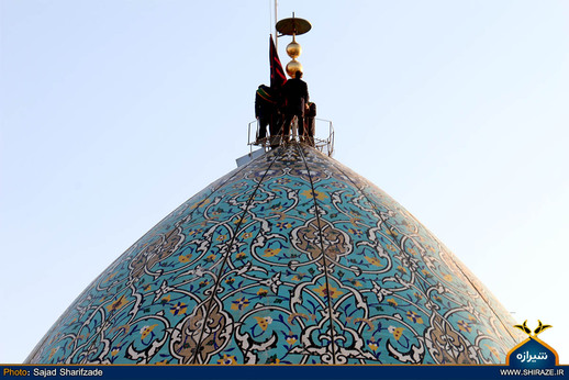 آیین تعویض پرچم گنبد حرم مطهر شاهچراغ(ع)