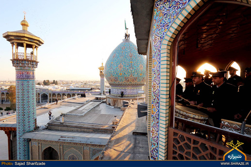 آیین تعویض پرچم گنبد حرم مطهر شاهچراغ(ع)