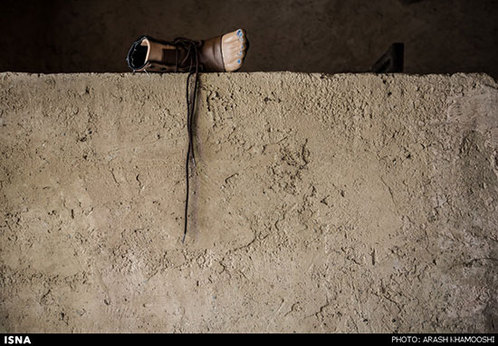 پای مصنوعی متعلق به گشین دختر ۱۰ ساله که پای چپش را حین بازی، ۲۶ مهر سال ۱۳۹۲ در پی انفجار مین از دست داده است. پای مصنوعی متعلق به گشین دختر ۱۰ ساله که پای چپش را حین بازی، ۲۶ مهر سال ۱۳۹۲ در پی انفجار مین از دست داده است.