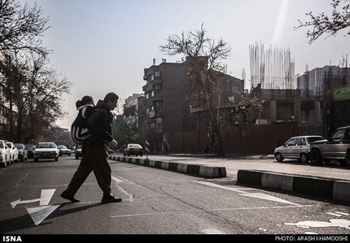 پدر گشین در حال حمل او در بازگشت از بیمارستان است. او به خاطر فقر مالی، سختیهای بسیاری در این مدت متحمل شده است و از سویی امکانات لازم برای درمان گشین، در کردستان ندارند. پدر گشین در حال حمل او در بازگشت از بیمارستان است. او به خاطر فقر مالی، سختیهای بسیاری در این مدت متحمل شده است و از سویی امکانات لازم برای درمان گشین، در کردستان ندارند.