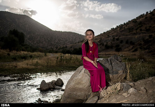 بهنوش ۱۰ سال دارد. او در روستای نشکاش زندگی میکند. بهنوش در اثر انفجار مین و اصابت ترکش، از ناحیه سینه و شکم دچار آسیب شده است. بهنوش ۱۰ سال دارد. او در روستای نشکاش زندگی میکند. بهنوش در اثر انفجار مین و اصابت ترکش، از ناحیه سینه و شکم دچار آسیب شده است.