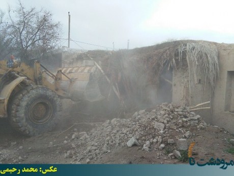 تخریب خانه خرابه های روستای بُزمیان سیدان به منظور پیشگیری از بیماری سالک