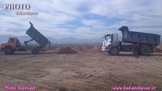 آماده سازی زمین فوتبال اکبرآباد جهت اجرای چمن مصنوعی
