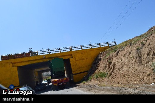 گیر کردن دستگاه تریلی حامل کمباین از زیرگذر نقش رستم 