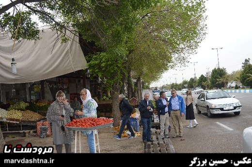گردشگران خارجی در میدان تره بار مرودشت