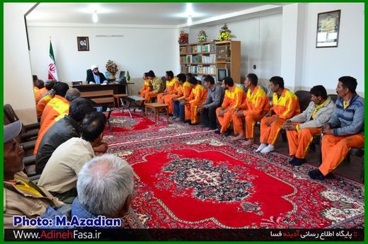تجمع کارگران شهرداری در مقابل شورای شهر و دفتر امام جمعه فسا  
