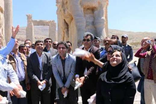مسئولان مرودشت و استان در تخت جمشید کبوتر هوا کردند