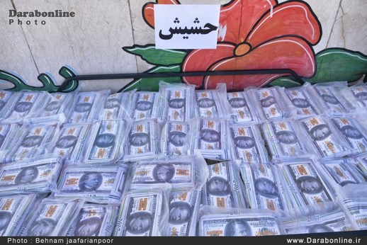 کشف 280 کیلوگرم تریاک و حشیش از پژو 405 در داراب