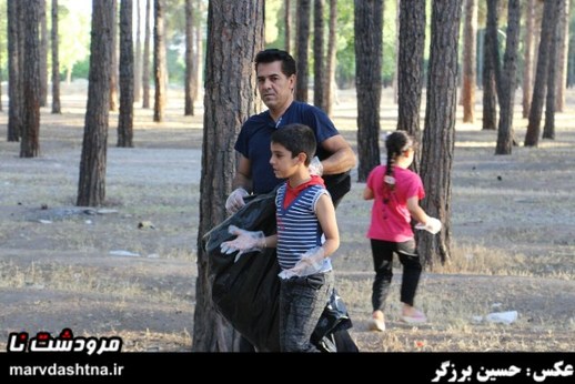 خانواده محمد تقی روزگار، طبیعت دوست مرودشتی، هر هفته تخت جمشید را پاکسازی می کنند.