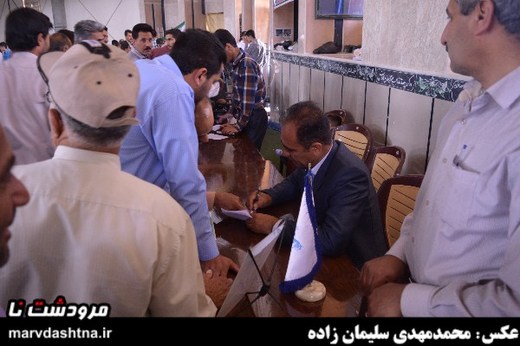 استقرار میز خدمت مسئولان در مصلی نمازجمعه مرودشت
