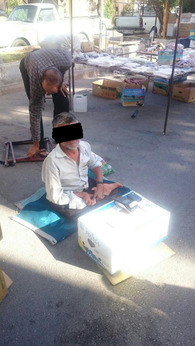 گدای مجهز به کارتخوان در جمعه بازار شیراز